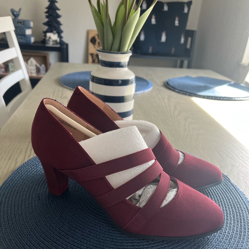 NWT Burgundy heels 8.5 - Picture 2 of 4